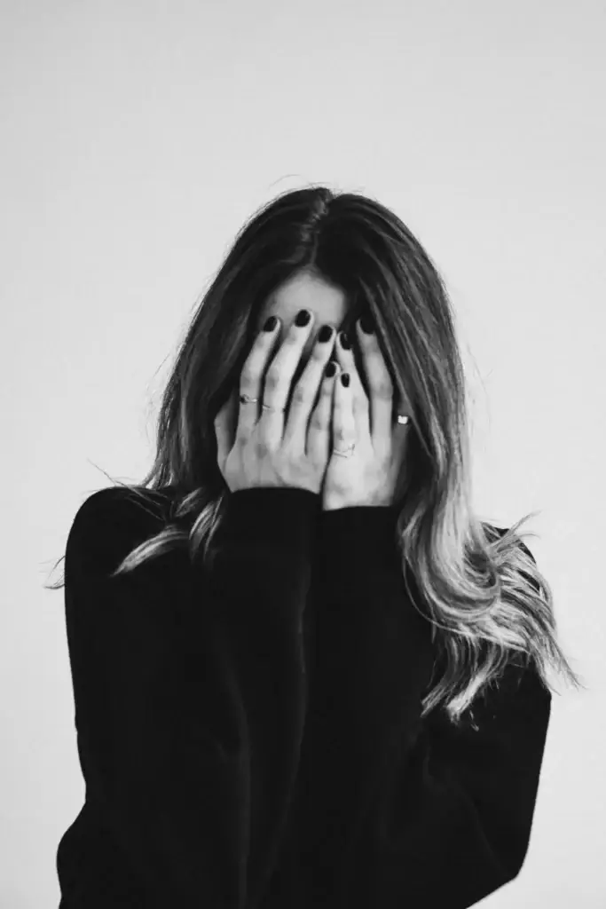 Femme epuisee portant tout sur ses epaules